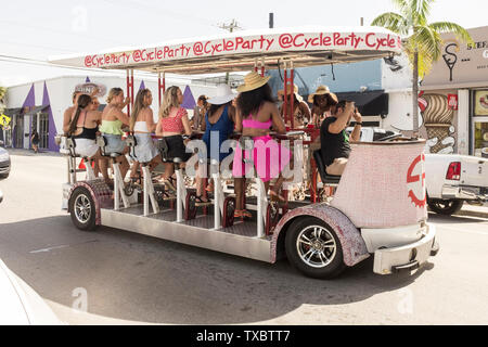 Un gruppo di giovani donne su una moto di partito di giorno in Wynwood, Miami, Florida Foto Stock