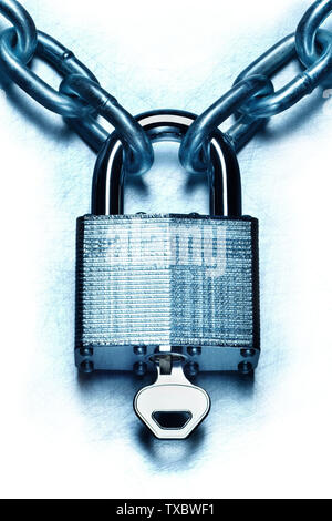 Concetto di sicurezza. Primo piano immagine della catena e lucchetto chiuso con chiave su acciaio blu sullo sfondo bianco Foto Stock