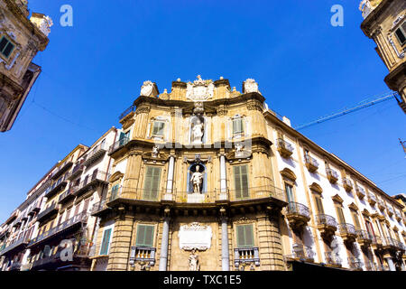 Vista di uno degli angoli di Quattro Canti (Quattro Cornes) a Palermo, Sicilia, Italia meridionale. Foto Stock