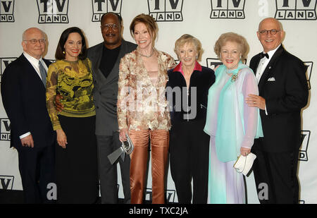 'L'Mary Tyler Moore Show' Cast - Ed Asner, Valerie Harper, John Amos, Mary Tyler Moore, clori Leachman, Betty White & Gavin McLeod presso la seconda edizione di TV Land Awards - Press Room all'Hollywood Palladium in Hollywood, CA. La manifestazione ha avuto luogo domenica 7 marzo, 2004. Foto di: SBM / PictureLux - Riferimento File # 33790-4614SMBPLX Foto Stock