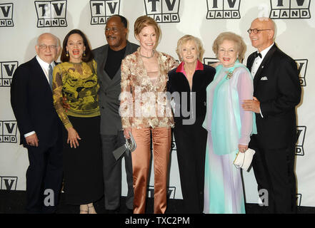 'L'Mary Tyler Moore Show' Cast - Ed Asner, Valerie Harper, John Amos, Mary Tyler Moore, clori Leachman, Betty White & Gavin McLeod presso la seconda edizione di TV Land Awards - Press Room all'Hollywood Palladium in Hollywood, CA. La manifestazione ha avuto luogo domenica 7 marzo, 2004. Foto di: SBM / PictureLux - Riferimento File # 33790-4613SMBPLX Foto Stock