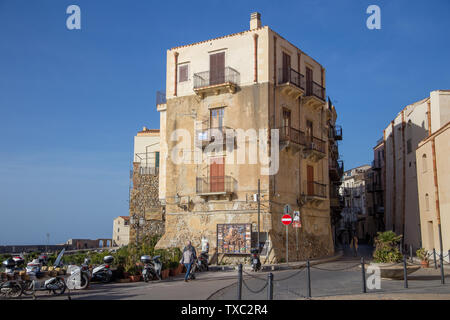 Céfalu, Sicilia, Italia - 16 Marzo 2018: le strade e gli edifici typica dell'antico villaggio di pescatori Foto Stock