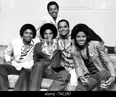 ***FILE FOTO*** decimo anniversario di Michael Jackson la morte di Diana Ross e suo fratello con Michael Jackson e i suoi fratelli nel 1975. © MPIFreeberg/MediaPunch Foto Stock