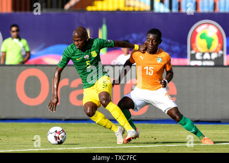 Il Cairo, Egitto. Il 24 giugno 2019. Max Gradel (R) della Costa d'Avorio compete con Thamsanqa Mkhize del Sud Africa durante il 2019 Africa Coppa delle Nazioni Gruppo D match tra Costa d Avorio e Sud Africa del Cairo, in Egitto, il 24 giugno 2019. Costa d'Avorio ha vinto 1-0. Credito: Li Yan/Xinhua/Alamy Live News Foto Stock