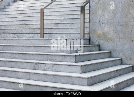 Moderna scala in marmo del comunale edificio amministrativo con acciaio inox corrimano Foto Stock