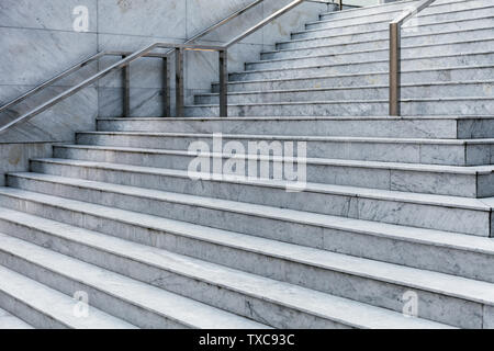 Moderna scala in marmo che conduce al centro business Foto Stock