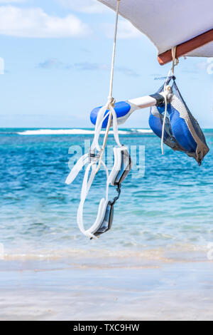 Maschere colorate e tubi di snorkelling presso il bellissimo Porto de Galinhas Beach, Ipojuca, Pernambuco, Brasile Foto Stock