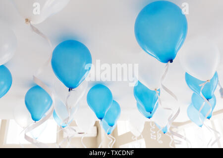 Palloncini blu sotto bianco fotografia Foto Stock