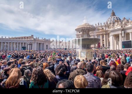 Città del Vaticano, Italia - 25 Marzo 2018: una folla di fedeli alla Messa con il Papa di fronte alla Basilica di San Pietro Foto Stock