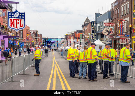 Operai impostazione temporanea barriere stradali su Broadway in NFL Draft 2019 Nashville Tennessee. Foto Stock