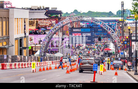 Traffico che si avvicina la Quinta Avenue su Broadway che è chiusa al traffico per la cambiale di NFL 2019 Nashville Tennessee negli Stati Uniti. Foto Stock