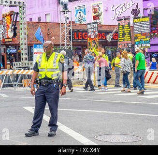 Metro poliziotto che dirige il traffico su Broadway in NFL Draft 2019 Nashville Tennessee negli Stati Uniti. Foto Stock
