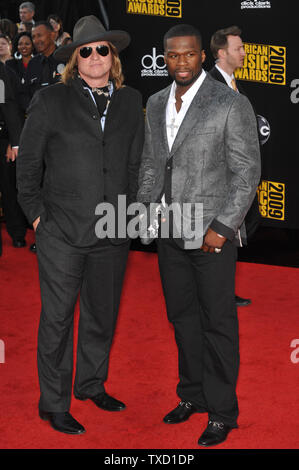 LOS ANGELES, CA. 22 novembre 2009: Val Kilmer (sinistra) & Curtis "50 Cent" Jackson al 2009 American Music Awards presso il Nokia Theatre di Los Angeles Live. © 2009 Paul Smith / Featureflash Foto Stock