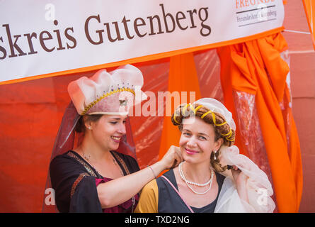 Mainz, Germania. Il 22 giugno, 2019. Lea Hannappel (l) mette su una collana per Chazeaud Leopoldine, sia dalla Fondazione Gutenberg nel costume contemporaneo. Centinaia di migliaia di persone sono attese per le strade e le piazze tra Schillerplatz e le rive del Reno durante Mainz Johannisnacht 2019. Credito: Andreas Arnold/dpa/Alamy Live News Foto Stock