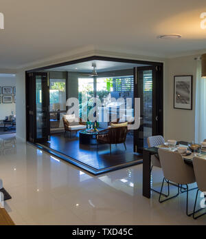 Alfresco area salotto all'aperto sala barbecue con tavolo e sedie assi di legno Foto Stock