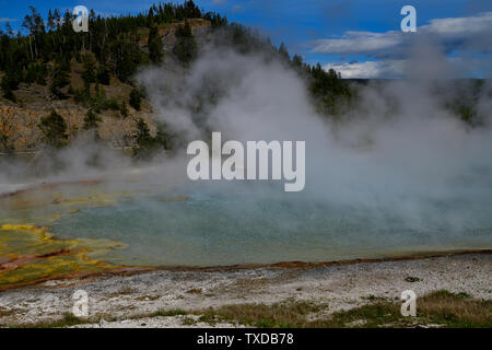 Grand Prismatic Spring come visto dal lungomare Foto Stock