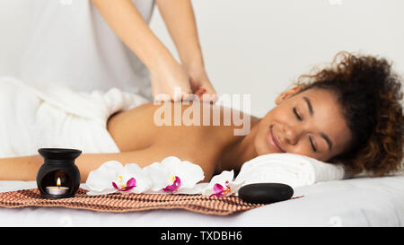 Trattamento di bellezza. Massaggiatore facendo massaggio alla schiena di donna rilassante nel centro termale Foto Stock