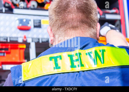 PEINE / GERMANIA - Giugno 22, 2019: Tedesco tecnico il servizio di emergenza segno su un giubbotto da un uomo. THW, Technisches Hilfswerk mezzi tecnici se di emergenza Foto Stock