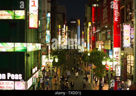 Tokyo di notte illuminata dalla sua molte famose insegne al neon. Foto Stock