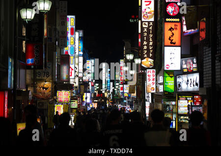 Tokyo di notte illuminata dalla sua molte famose insegne al neon. Foto Stock