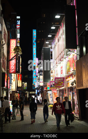 Tokyo di notte illuminata dalla sua molte famose insegne al neon. Foto Stock