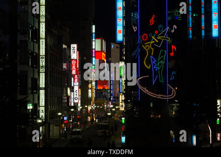 Tokyo di notte illuminata dalla sua molte famose insegne al neon. Foto Stock