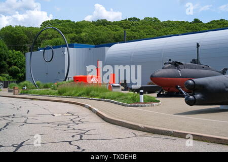 Submarine Force Museum, Groton CT USA, Giu 2019. Edificio e ingresso con sommergibili effettivo del passato sul display. Foto Stock