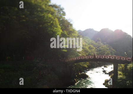 Il sacro ponte che attraversa il fiume Daiya in Nikkō, Giappone, è l'ingresso alla notoriamente bellissimo Nikkō Santuario Futarasan. Foto Stock