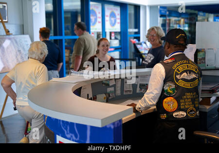 Submarine Force Museum, Groton CT USA, Giu 2019. Focalizzato giubbotto decorato su questo fiero americano africano veterano accoglie i visitatori giovani e vecchi. Foto Stock