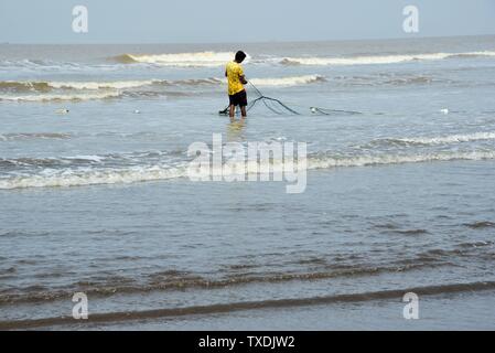 I pescatori, Ubharat beach, Navsari, Gujarat, India, Asia Foto Stock