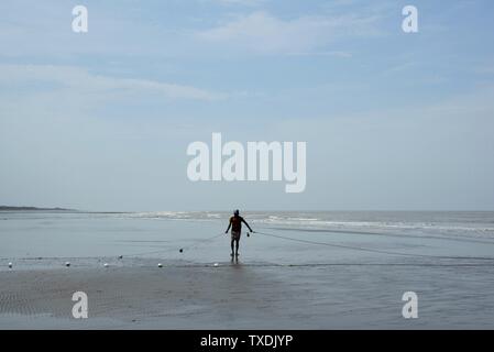 I pescatori, Ubharat beach, Navsari, Gujarat, India, Asia Foto Stock