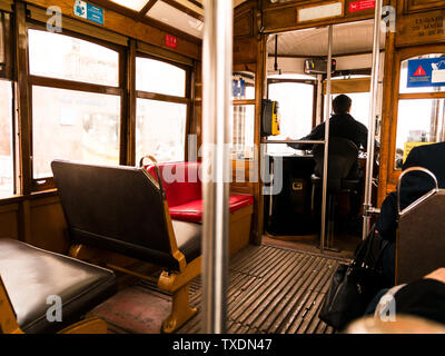 Vista interna del famoso tram vuoto 28, meta turistica per eccellenza di Lisbona Foto Stock