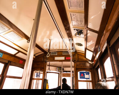 Vista interna del famoso tram vuoto 28, meta turistica per eccellenza di Lisbona Foto Stock