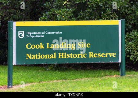 Gisborne, Nuova Zelanda - Aprile 24th, 2017. Segnaletica per il cuoco di atterraggio del sito storico nazionale di marcatura di riserva nel caso in cui il capitano Cook prima mettere piede sul nuovo Foto Stock