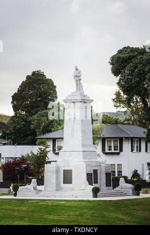 Gisborne, Nuova Zelanda - 24 Aprile 2017: la prima guerra mondiale il Cenotafio memorial situato accanto alla Kaiti Esplanade, vicino alla confluenza del Turangan Foto Stock