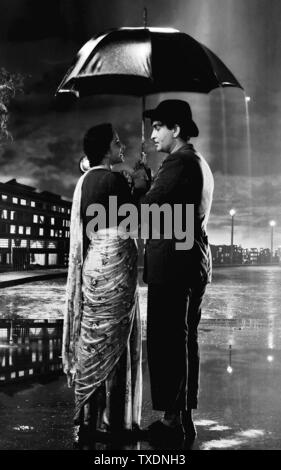 Indiano Bollywood attore Raj Kapoor e attrice Nargis nel film hindi Shree 420, India, Asia, 1955, 1950s, anni '1900, vecchia immagine anni '1900 Foto Stock