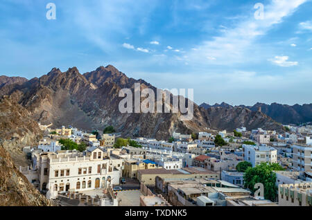 Le vecchie case in una piccola città ai piedi di una collina con torri di avvistamento. Da Muscat Oman. Foto Stock