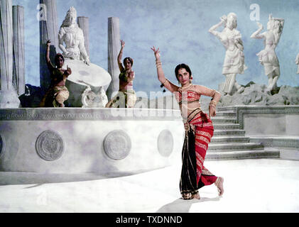 Attrice indiana di Bollywood Waheeda Rehman che danza, India, Asia, 1965 Foto Stock