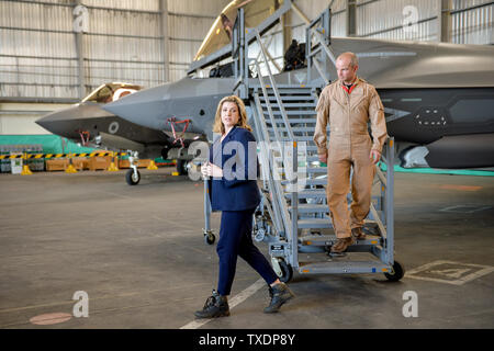 Il Segretario alla difesa Penny Mordaunt approda da un F-35 Lightning jet a RAF Akrotiri a Cipro, dove ha annunciato che il velivolo ha volato su missioni operative per la prima volta come hanno unito gli sforzi per sradicare Stato islamico. Foto Stock