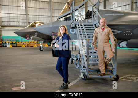 Il Segretario alla difesa Penny Mordaunt approda da un F-35 Lightning jet a RAF Akrotiri a Cipro, dove ha annunciato che il velivolo ha volato su missioni operative per la prima volta come hanno unito gli sforzi per sradicare Stato islamico. Foto Stock