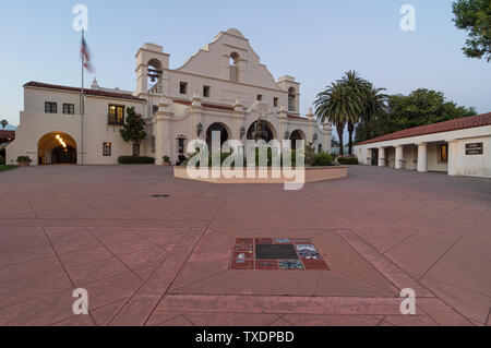 Immagine crepuscolo di San Gabriel missione Playhouse nel centro storico. La costruzione è stata completata nel 1927. Foto Stock