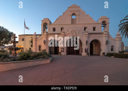 Immagine crepuscolo di San Gabriel missione Playhouse nel centro storico. La costruzione è stata completata nel 1927. Foto Stock