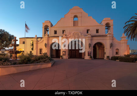 Immagine crepuscolo di San Gabriel missione Playhouse nel centro storico. La costruzione è stata completata nel 1927. Foto Stock