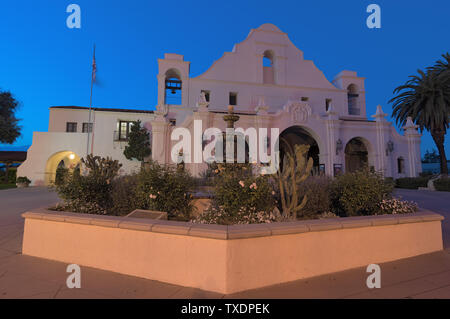 Immagine crepuscolo di San Gabriel missione Playhouse nel centro storico. La costruzione è stata completata nel 1927. Foto Stock