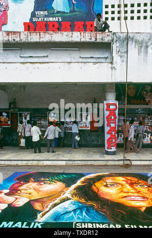 Film di Bollywood palizzata in sala cinema, Mumbai, Maharashtra, India, Asia Foto Stock
