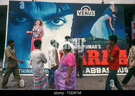 La gente vedendo dipinte a mano film di Bollywood palizzata, Mumbai, Maharashtra, India, Asia Foto Stock