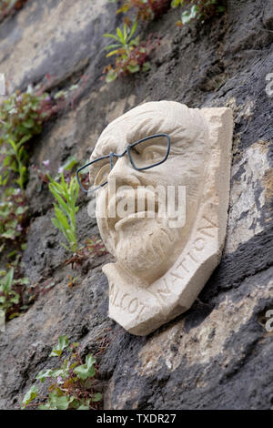 Testa grottesca sculture sulla parete Walcot Street Bath SOMERSET REGNO UNITO Foto Stock