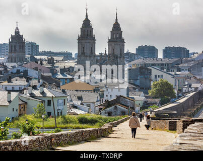 Le mura romane, con la cattedrale di Santa Maria in background, Lugo, provincia di Lugo, Galizia, Spagna. Le mura romane di Lugo sono un patrimonio mondiale Foto Stock