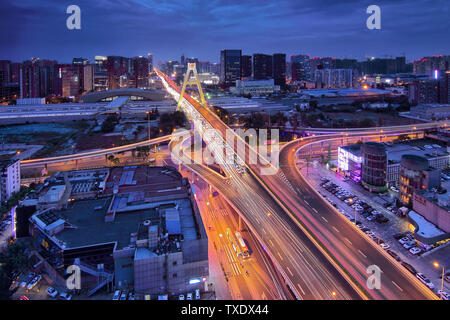 Chengdu Tianfu cavalcavia paesaggio urbano vista notturna Foto Stock