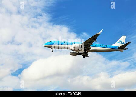 KLM Royal Dutch Airlines di Paesi Bassi aereo in atterraggio a Londra, Regno Unito Foto Stock